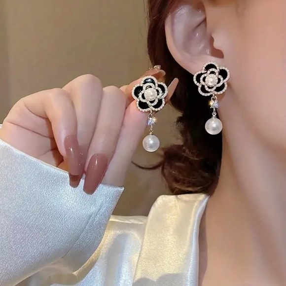Flower Pearl Diamond Drop Vintage White and Black Earrings NWT New - Picture 2 of 6